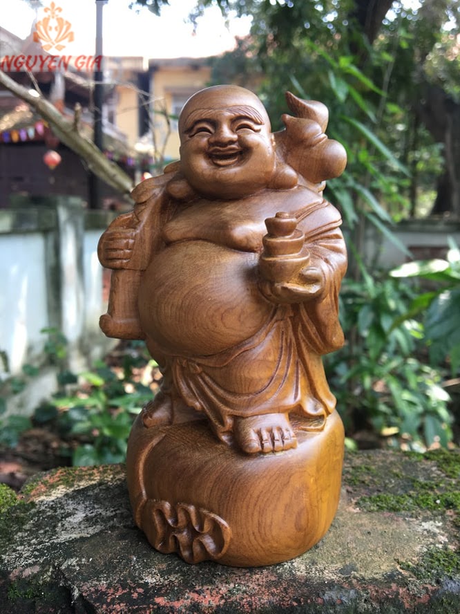 Những mẫu tượng gỗ Di Lặc đứng và ý nghĩa phong thủy?