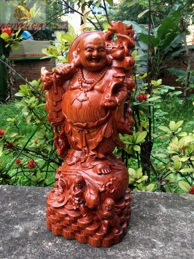 Những mẫu tượng gỗ Di Lặc đứng và ý nghĩa phong thủy?