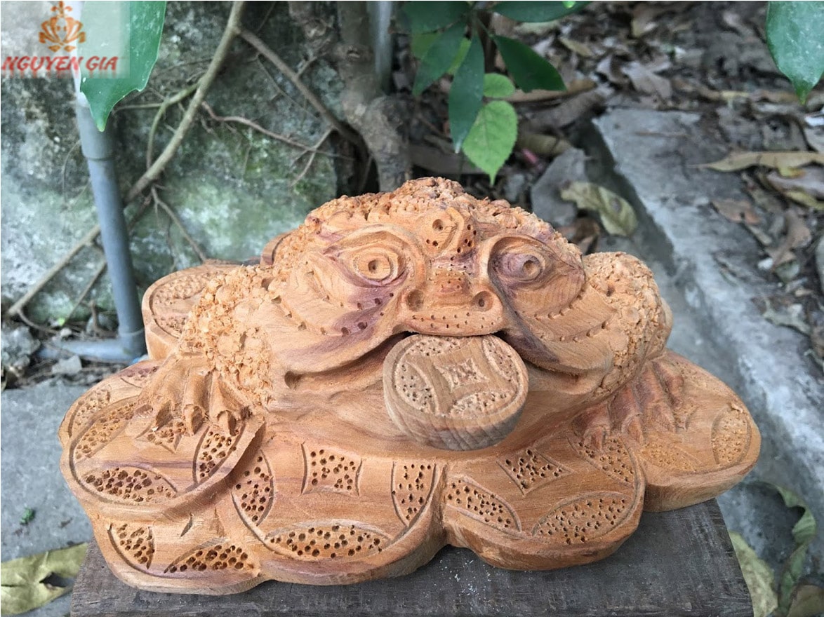 Cách đặt cóc ngậm tiền trên bàn thờ Thần tài