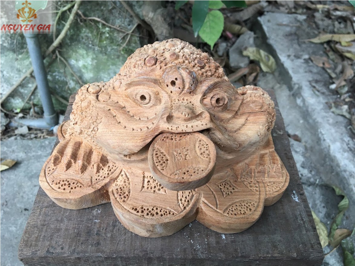 Cách đặt cóc ngậm tiền trên bàn thờ Thần tài