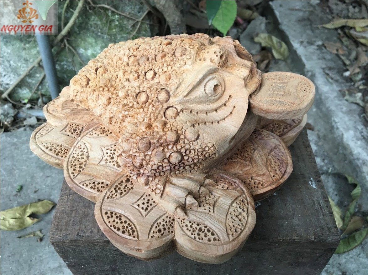 Cách đặt cóc ngậm tiền trên bàn thờ Thần tài
