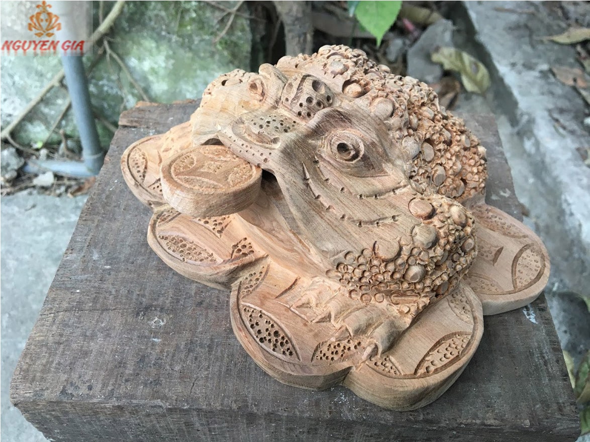 Cách đặt cóc ngậm tiền trên bàn thờ Thần tài