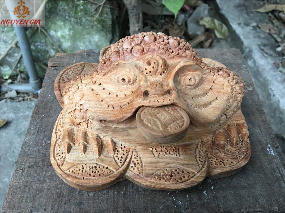 Nên đặt cóc ngậm tiền quay ra hay quay vào để mang lại tài lộc và may mắn