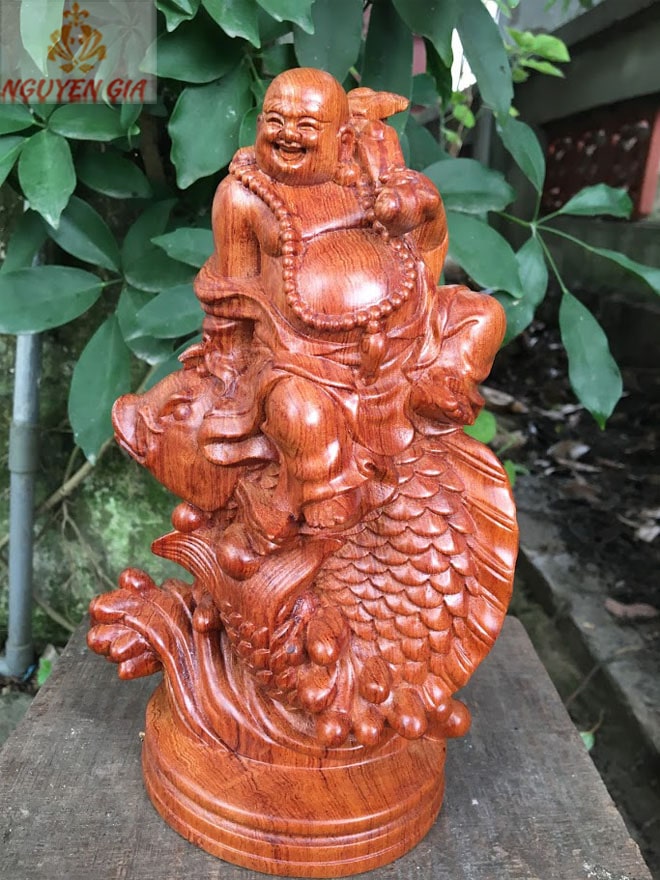 Những mẫu tượng gỗ Di Lặc đứng và ý nghĩa phong thủy?