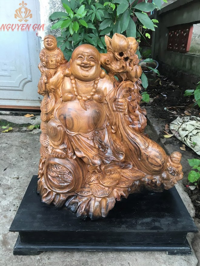 Những mẫu tượng gỗ Di Lặc đứng và ý nghĩa phong thủy?