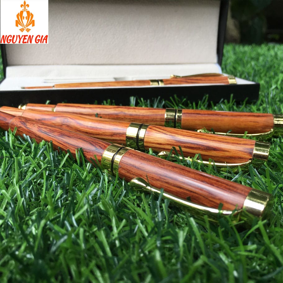 Viết ký tên gỗ sưa Lào - Bút ký tên Doanh Nhân