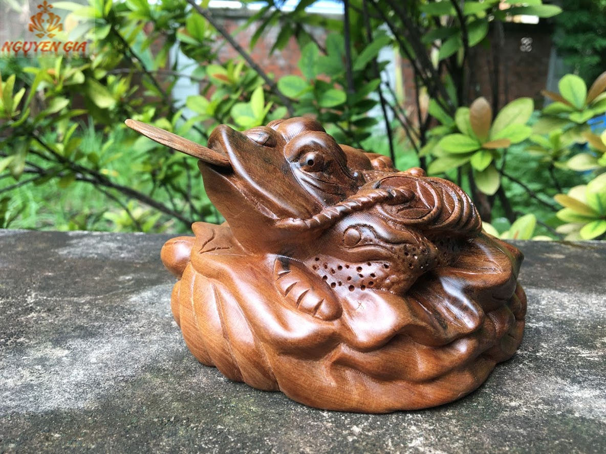 Nên đặt cóc ngậm tiền quay ra hay quay vào để mang lại tài lộc và may mắn