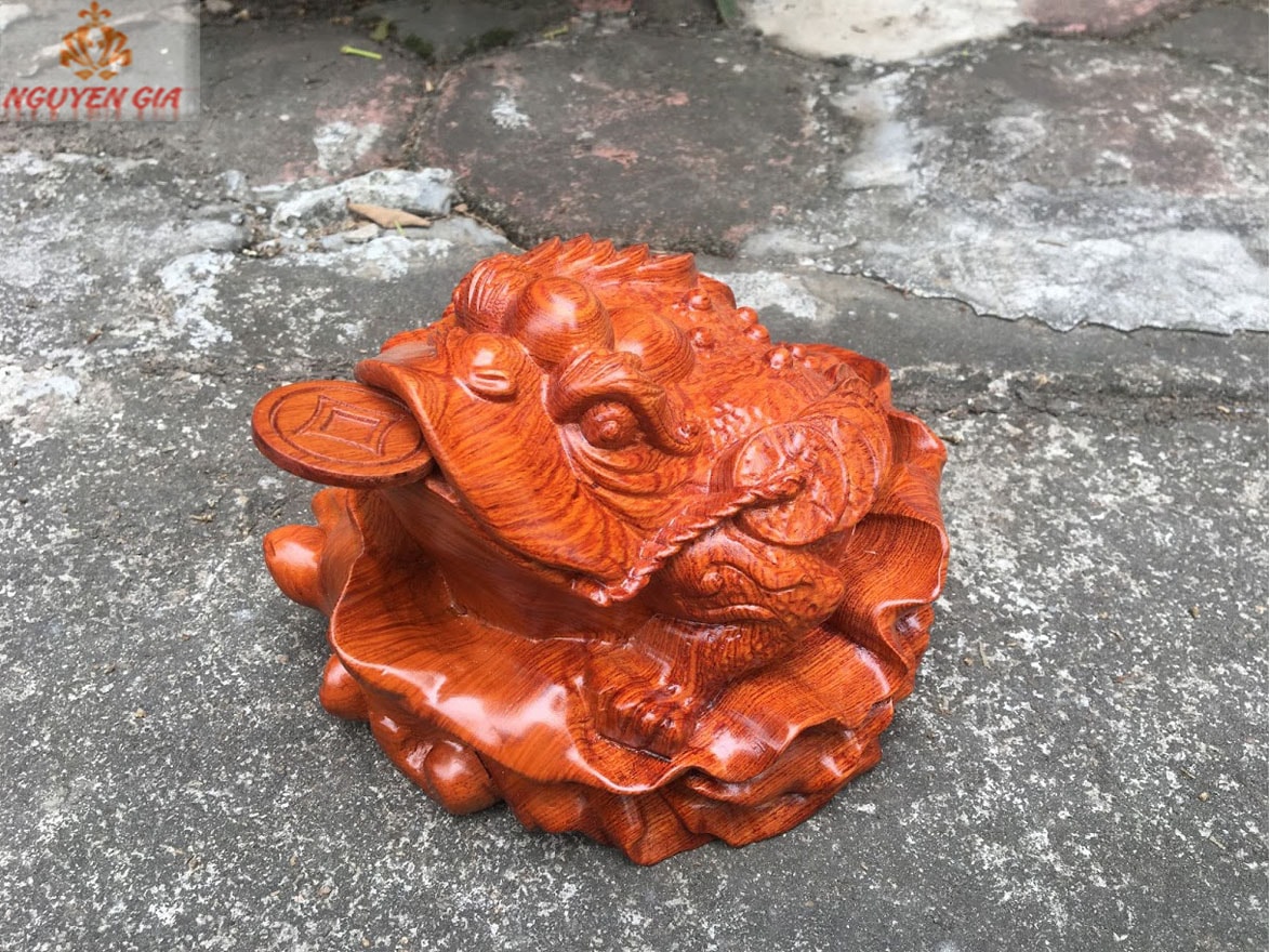 Cách đặt cóc ngậm tiền trên bàn thờ Thần tài