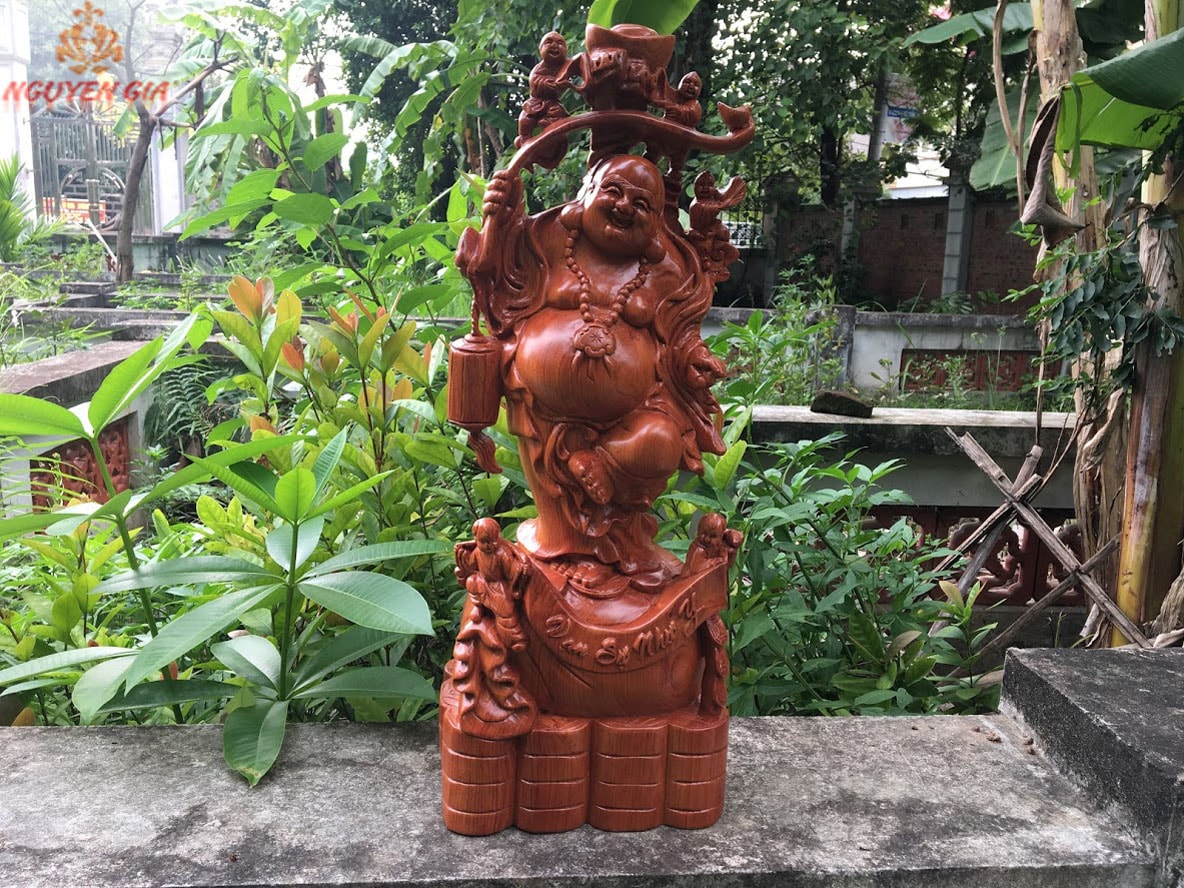 Những mẫu tượng gỗ Di Lặc đứng và ý nghĩa phong thủy?